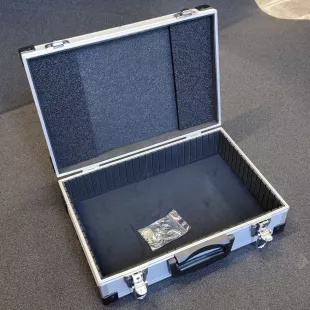 AL Kufr 38x27x12 cm - vada víka