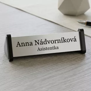 Jmenovka na stůl stříbrná - akryl