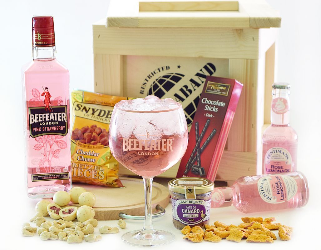 Dárková bedna s páčidlem Beefeater Pink Strawberry Contraband originální dárek pro muže
