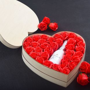 Mýdlové růže v originální krabičce ve tvaru srdce - červené
