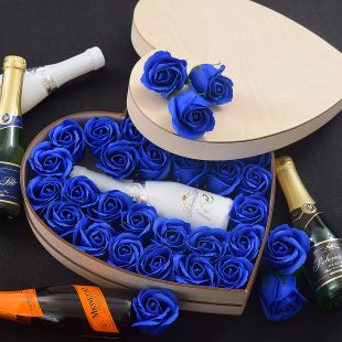 Dárkové srdce Champagne s Královskými modrými růžemi