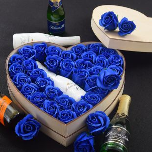 Mýdlové růže v originální krabičce ve tvaru srdce - Královská modrá