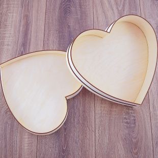 Dřevěná dárková krabice tvaru srdce Contraband