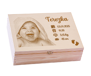 Dárek k narození dítěte s gravírovanou fotografií
